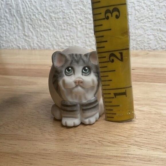 Allyson Nagel Rare Egg Shaped Porcelain Artist Signed Cat Figurine Gray/White 2" - Picture 3 of 8